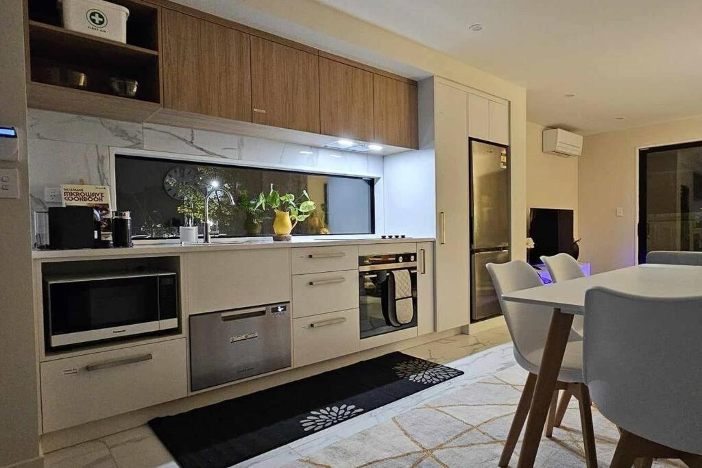 2-Bedroom Ensuite, Close To City, Comfortable, Accessible With Own Parking كريستتشيرش المظهر الخارجي الصورة